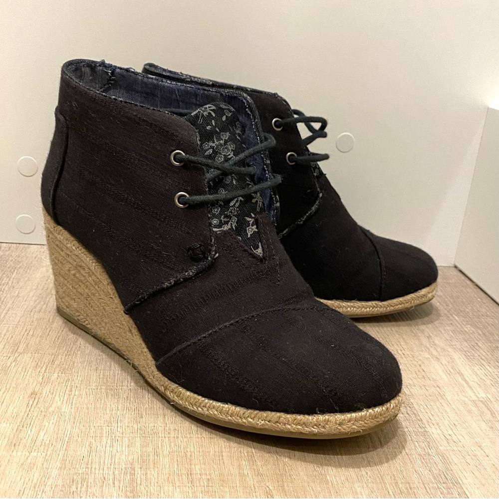 Size 7 Black TOMS Laceup Wedge Booties
